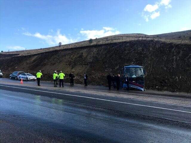 Son dakika: Mahkumları taşıyan nakil aracı devrildi: 5'i asker 9 kişi yaralandı