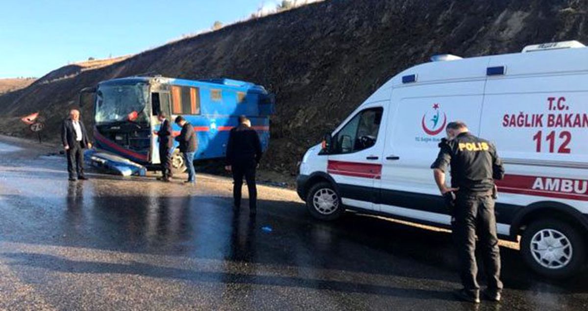 Mahkumları taşıyan nakil aracı devrildi: 5'i asker 9 kişi yaralandı