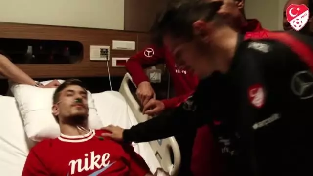Spor a milli takım, dorukhan toköz'ü hastanede ziyaret etti Spor a milli takım, dorukhan toköz'ü hastanede ziyaret etti