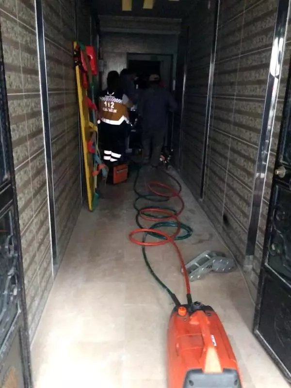 Tamir ettiği asansör kabininin altında kalan teknisyen, öldü