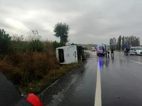 Tekirdağ'da işçi midibüsü devrildi: 8 yaralı Tekirdağ'da işçi midibüsü devrildi: 8 yaralı