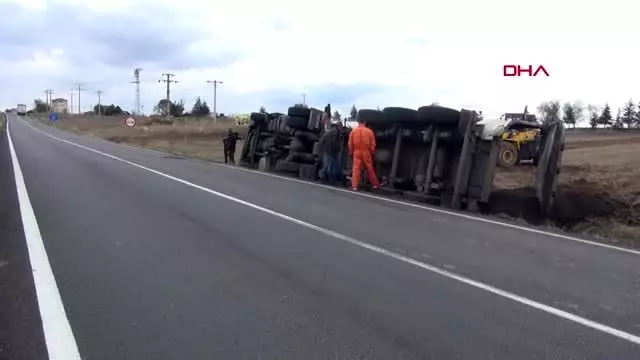 Tekirdağ kömür yüklü tır devrildi 1 yaralı Tekirdağ kömür yüklü tır devrildi 1 yaralı
