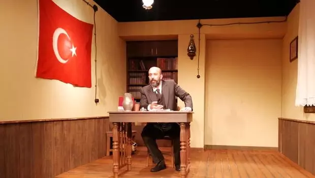 Vatan Şairi tiyatro sahnesinde Vatan Şairi tiyatro sahnesinde