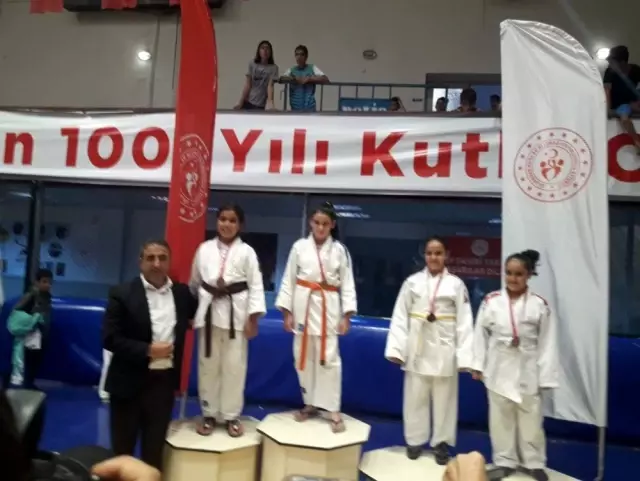 Yunusemreli judocular madalyaları topladı Yunusemreli judocular madalyaları topladı