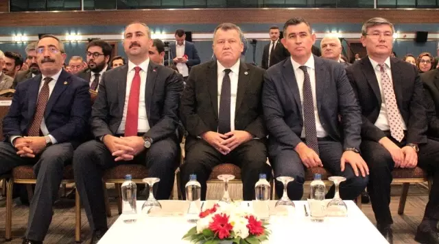 Adalet Bakanı Gül: 'Hukuku her şeyin üstünde gören anlayışta adalet tecelli olur' Adalet Bakanı Gül: 'Hukuku her şeyin üstünde gören anlayışta adalet tecelli olur'