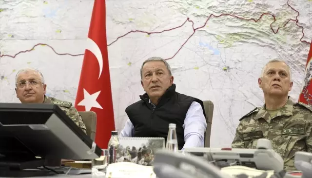 Akar beraberinde Genelkurmay Başkanı Güler ve komutanlarla Barış Pınarı Harekatını Silahlı...