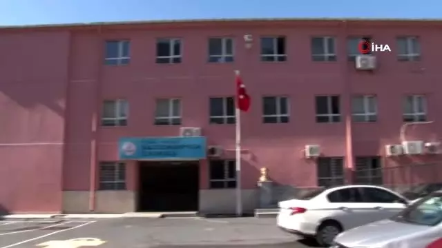 Bağcılar İlçe Milli Eğitim Müdürlüğünün tahliyesine başlandı Bağcılar İlçe Milli Eğitim Müdürlüğünün tahliyesine başlandı