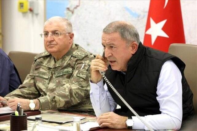 Bakan Akar'ın, Barış Pınarı Harekatı'nı sevk ve idare ettiği anlar objektife yansıdı