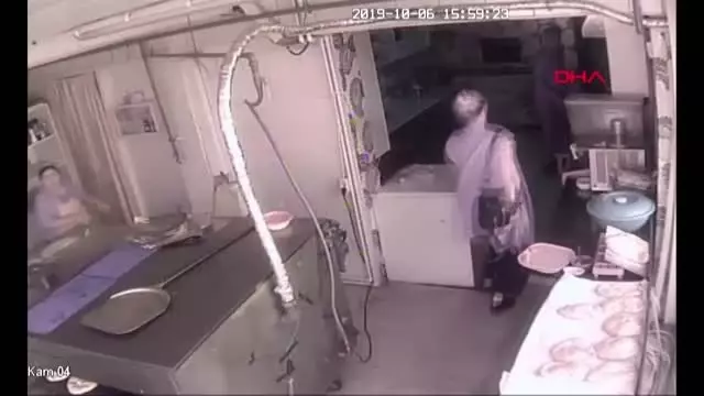 Bakırköy'de kafede bıçakla kovalanan kadını iş yeri sahibi böyle kurtardı Bakırköy'de kafede bıçakla kovalanan kadını iş yeri sahibi böyle kurtardı