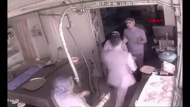 Bakırköy'de kafede bıçakla kovalanan kadını iş yeri sahibi böyle kurtardı Bakırköy'de kafede bıçakla kovalanan kadını iş yeri sahibi böyle kurtardı