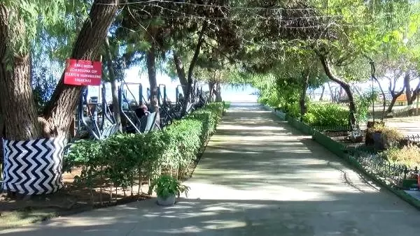 Bakırköy'de kafede bıçakla kovalanan kadını iş yeri sahibi böyle kurtardı Bakırköy'de kafede bıçakla kovalanan kadını iş yeri sahibi böyle kurtardı