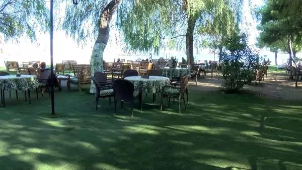 Bakırköy'de kafede bıçakla kovalanan kadını iş yeri sahibi böyle kurtardı Bakırköy'de kafede bıçakla kovalanan kadını iş yeri sahibi böyle kurtardı