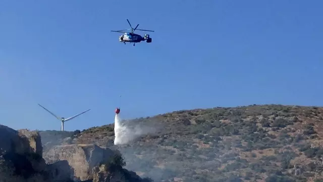 Bakras Kalesi'nde çıkan yangına havadan müdahale Bakras Kalesi'nde çıkan yangına havadan müdahale