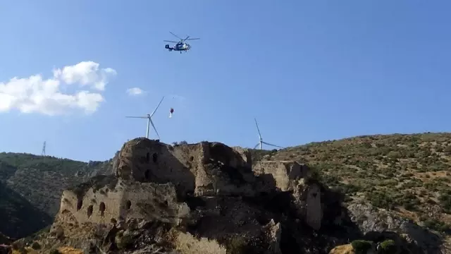 Bakras Kalesi'nde çıkan yangına havadan müdahale Bakras Kalesi'nde çıkan yangına havadan müdahale