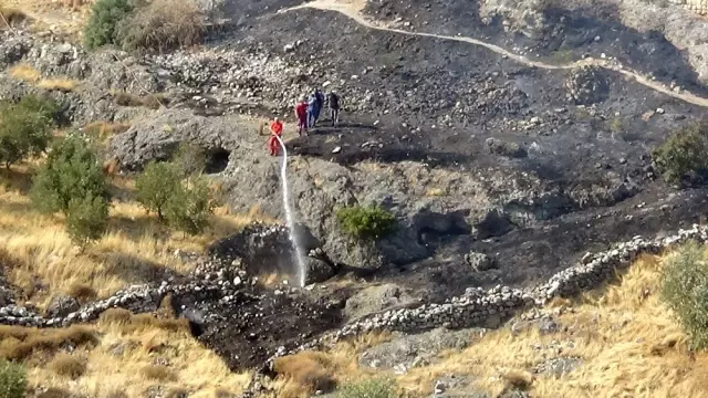 Bakras Kalesi'nde çıkan yangına havadan müdahale Bakras Kalesi'nde çıkan yangına havadan müdahale