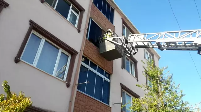 Balıkesir'de elektrik akımına kapılan iki işçi yaralandı Balıkesir'de elektrik akımına kapılan iki işçi yaralandı