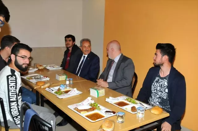 Başkan Akkaya üniversiteli gençlerle buluştu Başkan Akkaya üniversiteli gençlerle buluştu