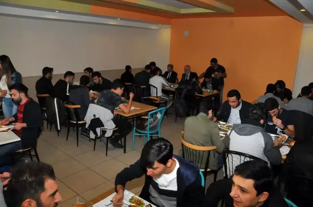 Başkan Akkaya üniversiteli gençlerle buluştu Başkan Akkaya üniversiteli gençlerle buluştu