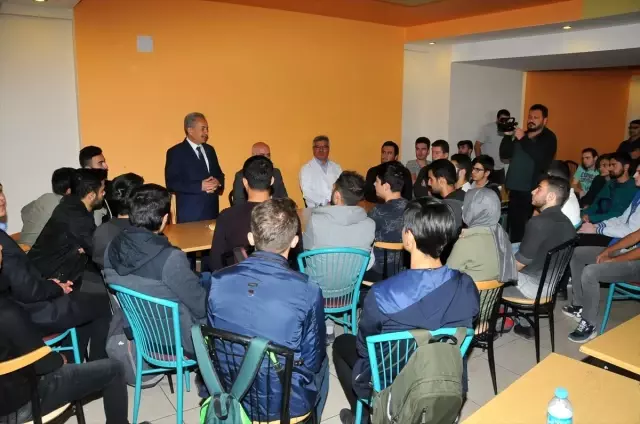 Başkan Akkaya üniversiteli gençlerle buluştu Başkan Akkaya üniversiteli gençlerle buluştu