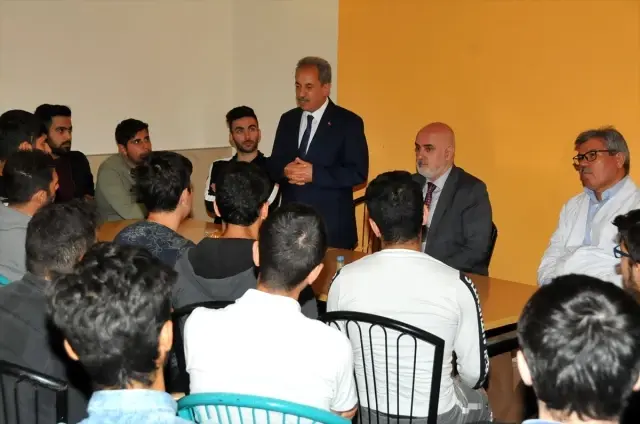Başkan Akkaya üniversiteli gençlerle buluştu Başkan Akkaya üniversiteli gençlerle buluştu