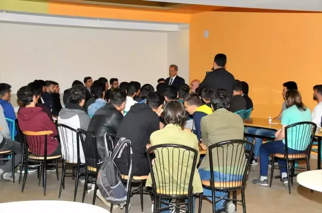 Başkan Akkaya üniversiteli gençlerle buluştu Başkan Akkaya üniversiteli gençlerle buluştu