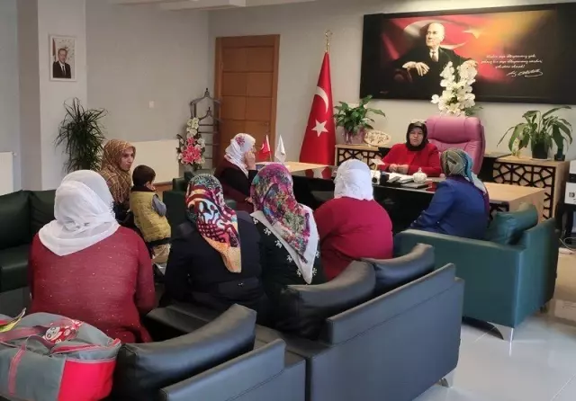Başkan Çetin, mahallelerin sorunlarını kadınlardan dinledi Başkan Çetin, mahallelerin sorunlarını kadınlardan dinledi