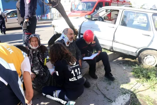 Beton mikserinin çarptığı otomobil refüje çıktı: 6 yaralı Beton mikserinin çarptığı otomobil refüje çıktı: 6 yaralı