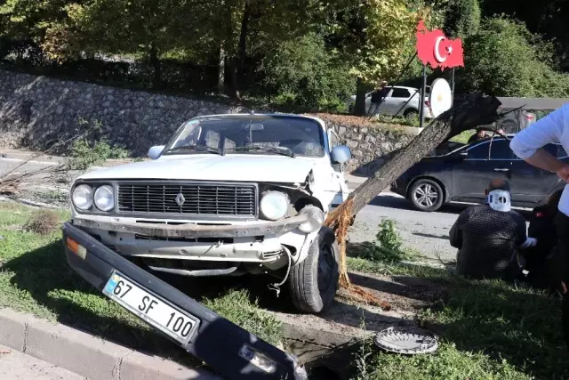 Beton mikserinin çarptığı otomobil refüje çıktı: 6 yaralı Beton mikserinin çarptığı otomobil refüje çıktı: 6 yaralı