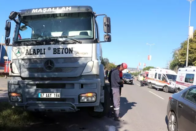 Beton mikserinin çarptığı otomobil refüje çıktı: 6 yaralı Beton mikserinin çarptığı otomobil refüje çıktı: 6 yaralı