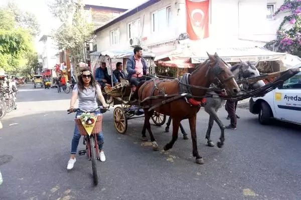 Büyükada'da 'kaza' tepkisi... röportaj sırasında bile kaza oluyordu Büyükada'da 'kaza' tepkisi... röportaj sırasında bile kaza oluyordu