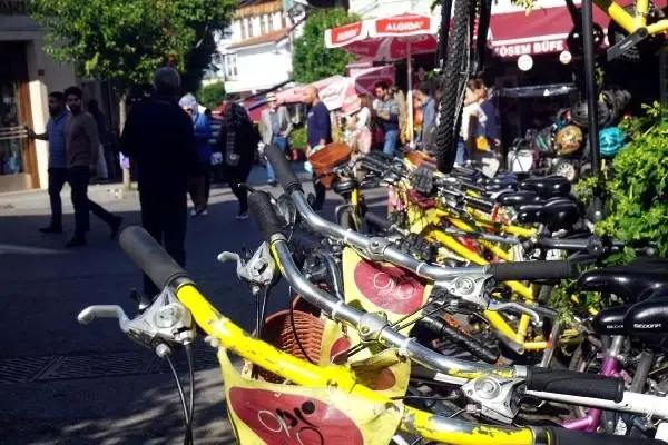 Büyükada'da 'kaza' tepkisi... röportaj sırasında bile kaza oluyordu Büyükada'da 'kaza' tepkisi... röportaj sırasında bile kaza oluyordu