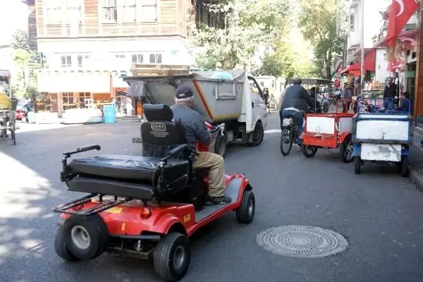 Büyükada'da 'kaza' tepkisi... röportaj sırasında bile kaza oluyordu Büyükada'da 'kaza' tepkisi... röportaj sırasında bile kaza oluyordu