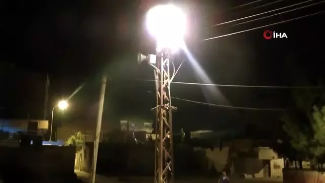 Ceylanpınar'da hoparlörden Mehter Marşı ve Erdoğan'ın okuduğu şiir dinletiliyor Ceylanpınar'da hoparlörden Mehter Marşı ve Erdoğan'ın okuduğu şiir dinletiliyor