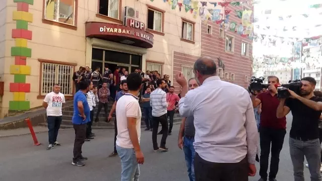 Diyarbakır'da HDP il binası önünde gergin anlar