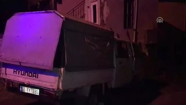 Duvara çarpan kamyonetin sürücüsü yaralandı Duvara çarpan kamyonetin sürücüsü yaralandı