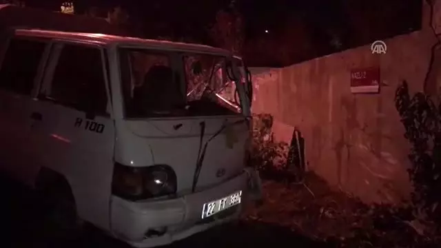 Duvara çarpan kamyonetin sürücüsü yaralandı Duvara çarpan kamyonetin sürücüsü yaralandı