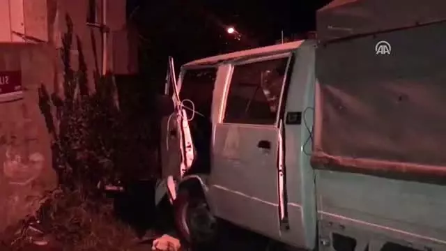 Duvara çarpan kamyonetin sürücüsü yaralandı Duvara çarpan kamyonetin sürücüsü yaralandı