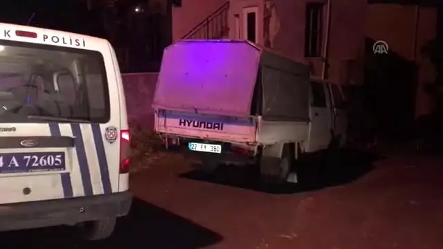 Duvara çarpan kamyonetin sürücüsü yaralandı Duvara çarpan kamyonetin sürücüsü yaralandı