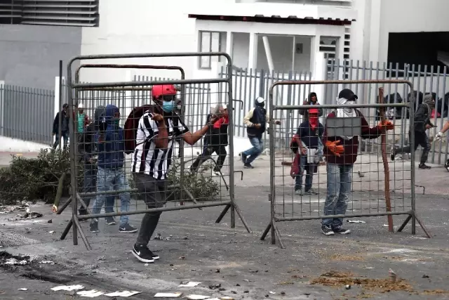 Ekvador'da sokağa çıkma yasağı ilan edildi Ekvador'da sokağa çıkma yasağı ilan edildi