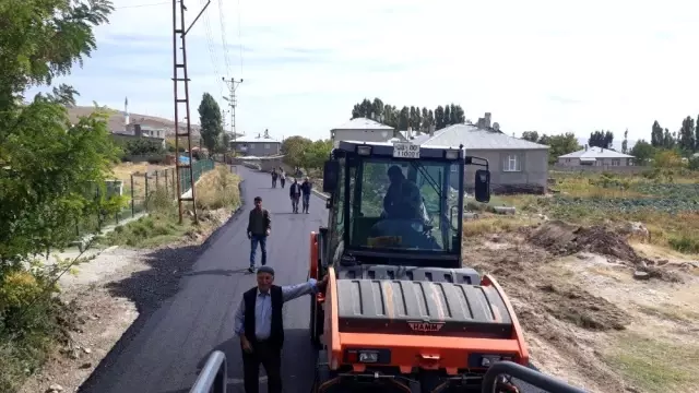 Erciş Belediyesinden yol asfaltlama çalışması Erciş Belediyesinden yol asfaltlama çalışması