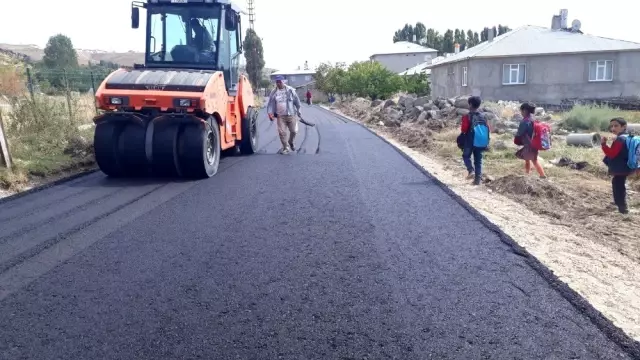 Erciş Belediyesinden yol asfaltlama çalışması Erciş Belediyesinden yol asfaltlama çalışması