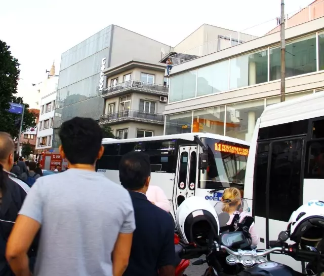 İntihar girişimini izleyen meraklı kalabalık yüzünden yol trafiğe kapandı