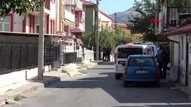 Isparta pompalı tüfekle ateş açıp, oğluyla birlikte kendini eve kilitledi Isparta pompalı tüfekle ateş açıp, oğluyla birlikte kendini eve kilitledi