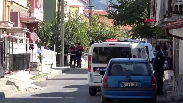 Isparta pompalı tüfekle ateş açıp, oğluyla birlikte kendini eve kilitledi Isparta pompalı tüfekle ateş açıp, oğluyla birlikte kendini eve kilitledi