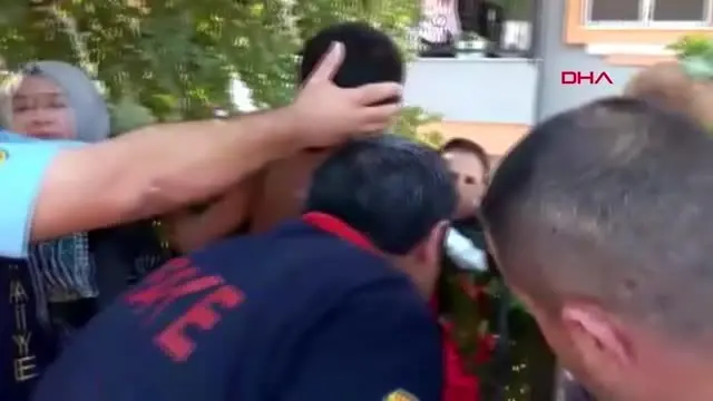 Mersin meyve toplamak isterken düşen çocuğun koluna demir saplandı Mersin meyve toplamak isterken düşen çocuğun koluna demir saplandı