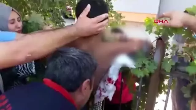 Mersin meyve toplamak isterken düşen çocuğun koluna demir saplandı Mersin meyve toplamak isterken düşen çocuğun koluna demir saplandı