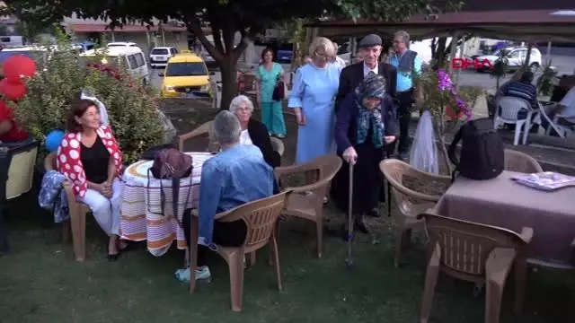 Muğla 60 yıllık evli çifte, kızlarından sürpriz temsili nikah