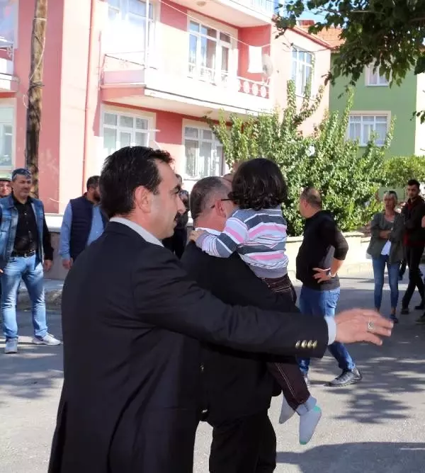 Pompalı tüfekle ateş açıp, oğluyla birlikte kendini eve kilitledi Pompalı tüfekle ateş açıp, oğluyla birlikte kendini eve kilitledi