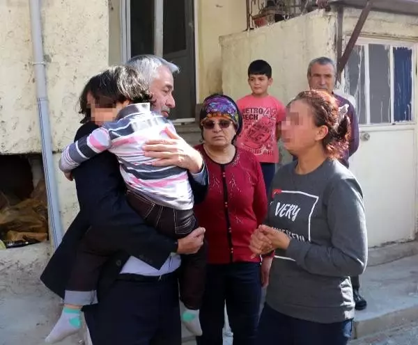 Pompalı tüfekle ateş açıp, oğluyla birlikte kendini eve kilitledi Pompalı tüfekle ateş açıp, oğluyla birlikte kendini eve kilitledi
