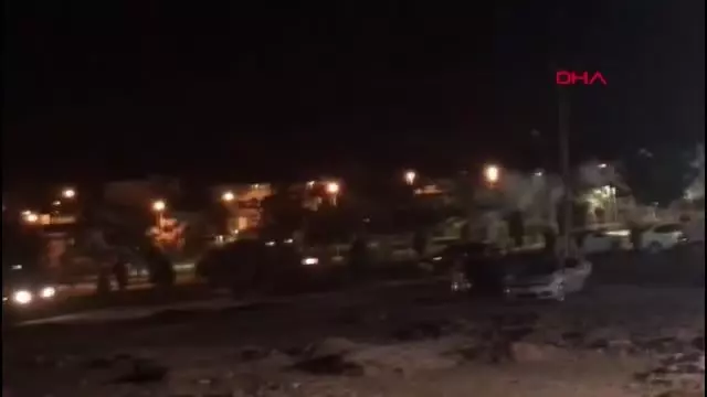 Şanlıurfa akçakale'de askeri konvoyun geçişi sırasında vatandaşlar sevgi gösterilerinde bulundu
